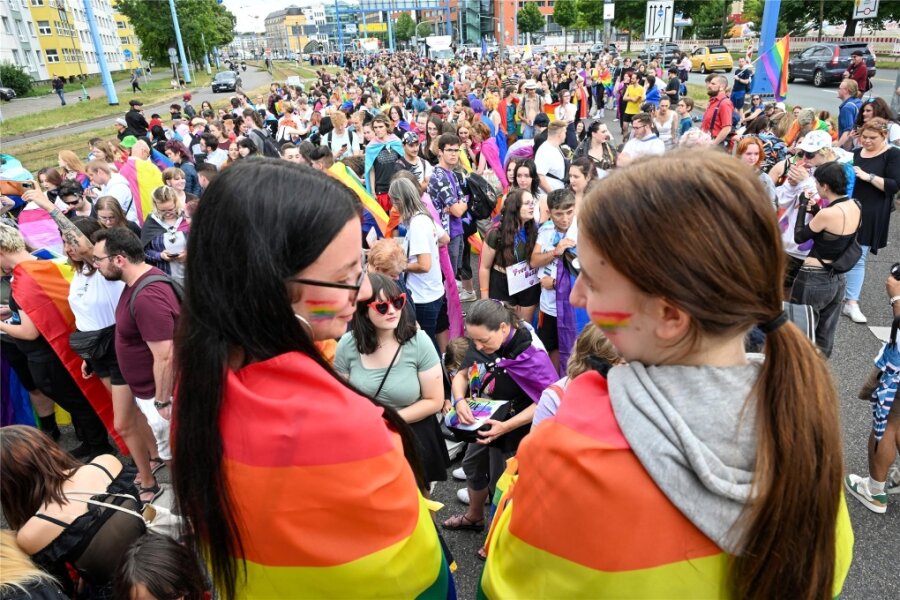 Chemnitzer CSD und die Frage: Wie queer ist die Stadt? - Laut Veranstalter etwa 1500 Menschen beteiligten sich an dem Umzug durch die Innenstadt. Am Falkeplatz wurde eine Zwischenkundgebung abgehalten.