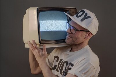 Chemnitzer DJ Dirk Duske holt die Musik der 80er-Jahre zurück - Den alten Röhrenfernseher hat DJ Duske zwar nicht mehr in Betrieb. Dafür hat er aber viele Musikvideos vor dem Vergessenwerden bewahrt, die auf diesen Geräten in den 80er-Jahren rauf und runter liefen. 