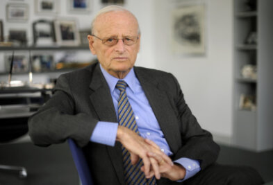 Der ehemalige Vorstandsvorsitzende der Volkswagen AG, Carl Hahn, aufgenommen am 4. Juni 2009 in seinem Büro in Wolfsburg.
