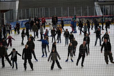 Chemnitzer Eissportzentrum zieht Saisonbilanz: Steigende Temperaturen gefährden Betriebszeiten - Fast 120.000 Besucher zählte das Eissportzentrum. In der großen Halle ist samstags weiterhin Eislaufen möglich.