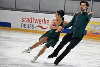 Chemnitzer Eistänzer mit emotionaler Premiere - Der Chemnitzer Benjamin Steffan tanzte mit Jennifer Janse van Rensburg erstmals zu Meisterschaftsgold.