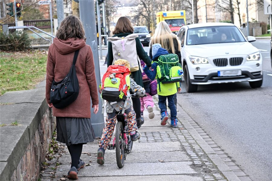 Chemnitzer Eltern fordern von Politik mehr Verkehrssicherheit an Grundschule auf dem Kaßberg - Gefährliche Situation in Chemnitz: So schmal, dass mitunter kaum zwei Personen nebeneinander Platz haben, ist der Gehweg vor der neuen Grundschule auf dem Kaßberg. Dort rauscht der Verkehr auf mehreren Spuren mit Tempo 50 vorbei.