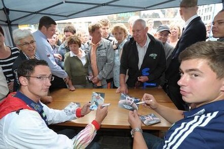 Chemnitzer empfangen Olympioniken auf dem Neumarkt - Diese sportbegeisterten Chemnitzer wollten Autogramme von Silbermedaillen-Gewinner David Storl sowie Hürdenläufer Silvio Schirrmeister (vorne links).