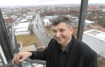 Chemnitzer Ex-Bürgermeister gestorben - Bela Dören in seinem damaligen Büro (2008) im Solaristurm. 