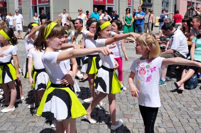 Chemnitzer Familientag will Kindern Freude an Bewegung vermitteln - Junge Schülerinnen der Tanzschule Köhler-Schimmel führten zum Familientag auf der Inneren Klosterstraße nicht nur Tänze vor, sondern luden die Besucherkinder auch zum Mitmachen ein.