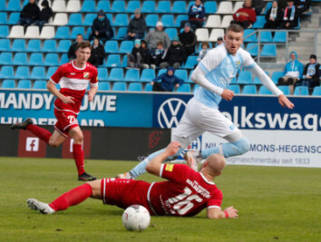 Chemnitzer FC behält Offensivspieler - Kilian Pagliuca, im hellblauen Trikot, beim Spiel gegen VfB Germania Halberstadt. 