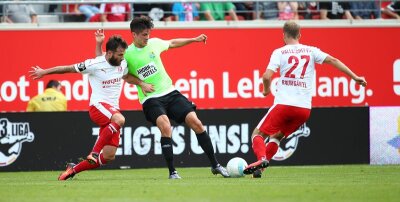 Chemnitzer FC bringt Punkt aus Halle mit - Dennis Mast (mi., Chemnitz) gegen Sascha Pfeffer (li., Halle) und Fabian Baumgärtel (re., Halle