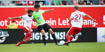 Chemnitzer FC bringt Punkt aus Halle mit - Dennis Mast (mi., Chemnitz) gegen Sascha Pfeffer (li., Halle) und Fabian Baumgärtel (re., Halle).
