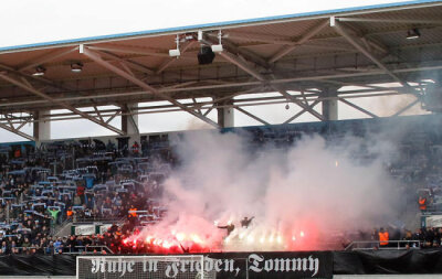 Chemnitzer FC erteilt Hausverbote gegen Führung von Kaotic Chemnitz - Laut Mitteilung des CFC sei die Gruppierung Kaotic Chemnitz Urheber der Ereignisse vom 9. März dieses Jahres, als im Stadion an der Gellerststraße eine offizielle Trauerminute für einen verstorbenen Ex-Neonazi abgehalten wurde.