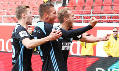 Chemnitzer FC gelingt erster Auswärtssieg der Saison - Julius Reinhardt jubelt über seinen Treffer zum 1:0 zusammen mit Daniel Frahn (m.) und Marcus Mlynikowski (l.)