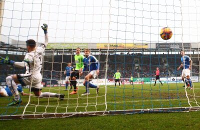 Chemnitzer FC gewinnt 3:1 gegen Hansa Rostock - Treffer zum 1:0 für Chemnitz durch Torschütze Jamil Raphael Dem (nicht im Bild., Chemnitz).