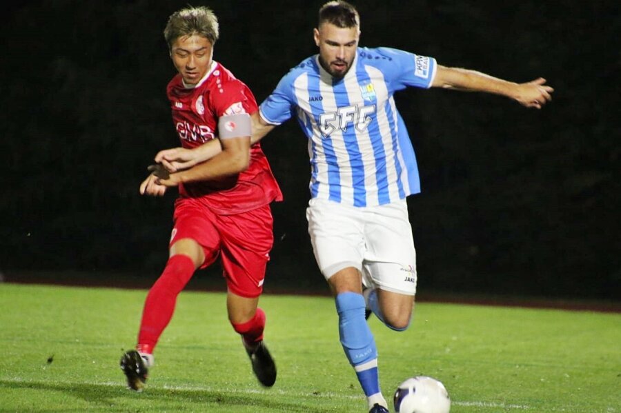 Chemnitzer FC gewinnt beim Tabellenschlusslicht  - Der Chemnitzer Niclas Erlbeck (r.) liefert sich hier ein Duell mit dem Berliner Shinji Yamada.