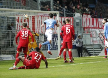 Chemnitzer FC gewinnt gegen Bayern II - Niklas Hoheneder mit dem 1:0 für die Himmelblauen.