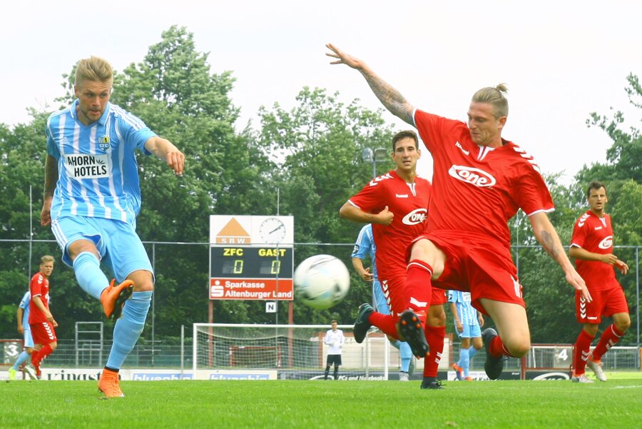 Chemnitzer FC gewinnt Test in Meuselwitz - Größte CFC-Chance der ersten Halbzeit: Nur die Latte des Meuselwitzer Tores trifft hier Florian Trinks (Chemnitz) , rechts im Bild Pierre le Beau (Meuselwitz).