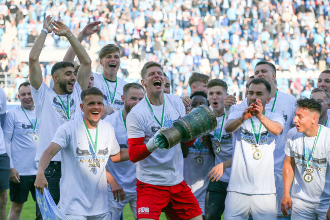 Chemnitzer FC holt sich den Sachsenpokal - Siegesjubel mit Pokal 