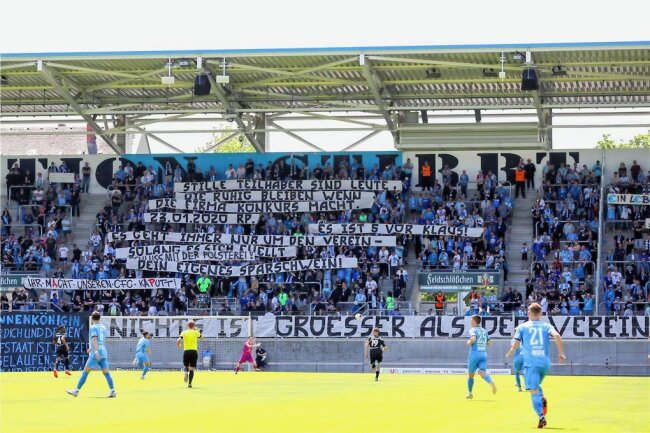 Chemnitzer FC in der Krise: Fans zeigen beim letzten Saisonspiel klare Kante - Das Bannermeer in der Chemnitzer Südkurve. 