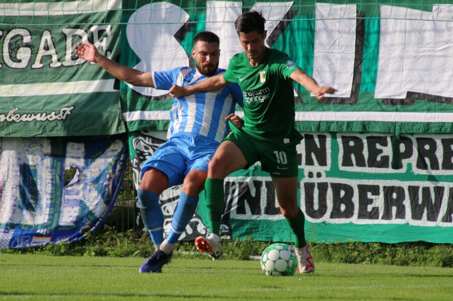 Chemnitzer FC ist im Pokal in Oelsnitz gefordert  - CFC-Kicker Niclas Erlbeck (.) wird dem CFC im Pokalspiel wegen einer Rippenprellung nicht zur Verfügung stehen.