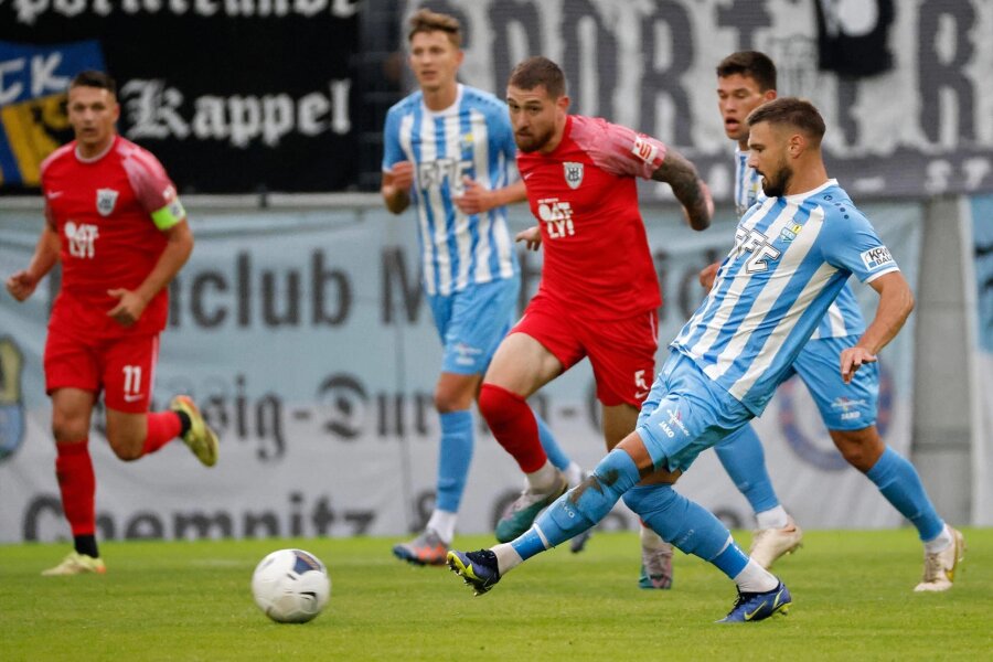 Chemnitzer FC kann seine Chancen gegen Babelsberg nicht nutzen - Chemntz' Niclas Erlbeck am Ball.