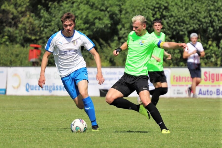Lukas Stagge (r.) trug in der 1. Halbzeit die Kapitänsbinde des Chemnitzer FC. 