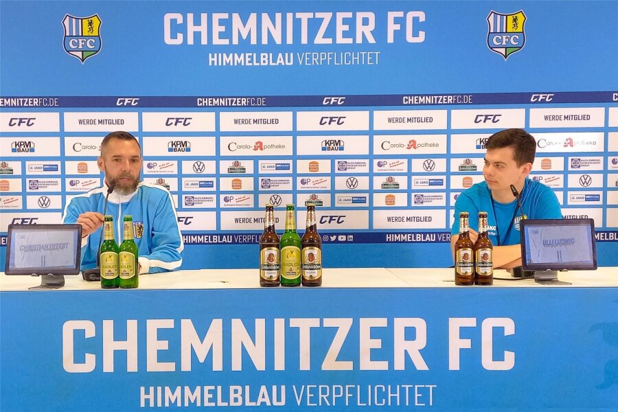 Chemnitzer FC muss auf Nils Lihsek verzichten - CFC-Chefcoach Christian Tiffert (l.) blickte am Freitag mit Pressesprecher Ulli Ludwig (r.) auf das Spiel bei Hertha BSC II.