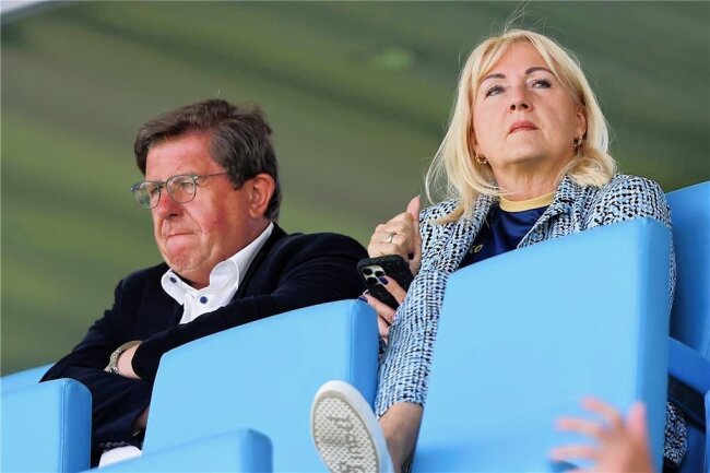 Chemnitzer FC: Nach Vorwürfen tritt der komplette Vorstand um Romy Polster zurück - Der CFC-Vorstand um Vorsitzende Romy Polster (re.), Siegfried Rümmler (li.), Marc Arnold, Michael Reichardt sowie das kooptierte Mitglied Susanne Bilz ist nach den aufgekommenen Vorwürfen zurückgetreten. 