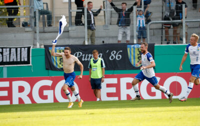 Chemnitzer FC schafft fast die Sensation im DFB-Pokal - Der Chemnitzer Christian Bickel (links) bejubelt sein Tor zum 2:1.