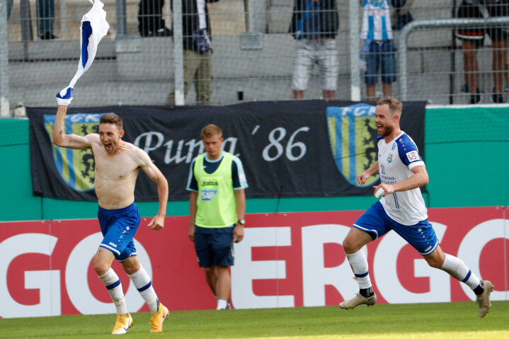 Chemnitzer FC schafft fast die Sensation im DFB-Pokal - Der Chemnitzer Christian Bickel (links) bejubelt sein Tor zum 2:1.