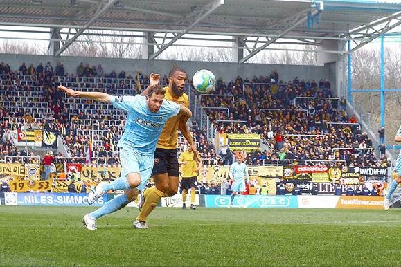 Chemnitzer FC setzt sich im Sachsenderby gegen Dynamo Dresden durch - CFC-Spieler Marc Endres im Zweikampf mit dem Dresdner Sylvano Comvalius.