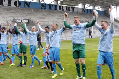 Chemnitzer FC sichert sich Meisterschaft in Regionalliga-Nordost - Vor der leeren Südtribüne feiern die Himmelblauen die Meisterschaft.