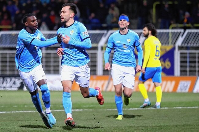 Chemnitzer FC: Später Ausgleich wird zum Stimmungskiller - Torschütze Furkan Kircicek (re.) und Stephan Mensah freuen sich über das 1:0 für den CFC. Es hatte keinen Bestand.