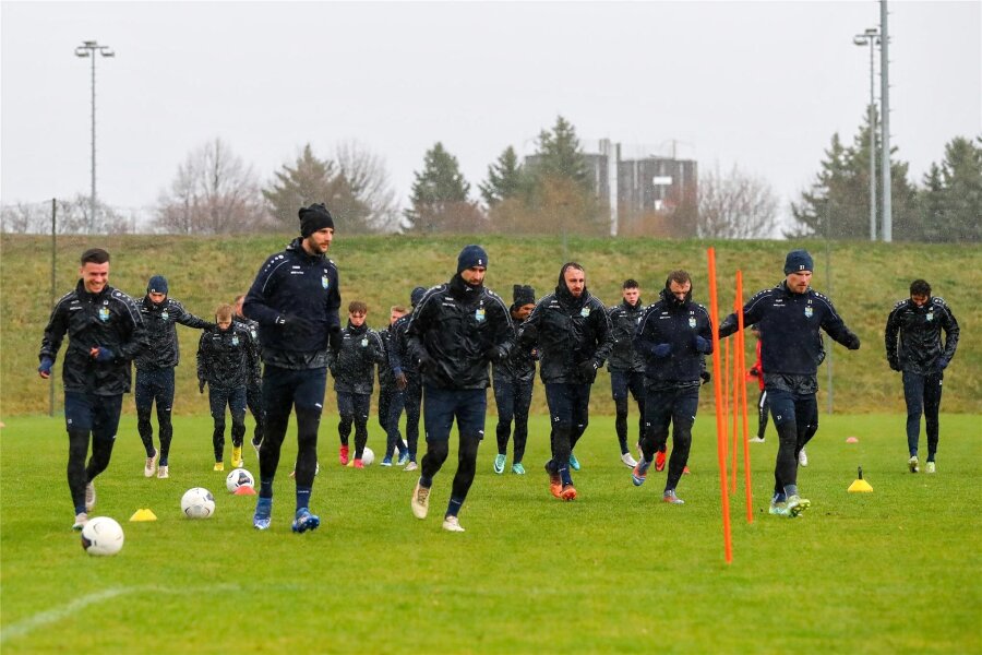 Chemnitzer FC startet mit 21 Spielern ins neue Jahr - Erste Trainingseinheit des CFC im Jahr 2024.