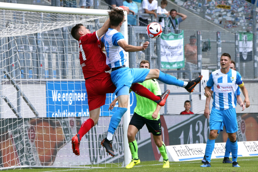 Chemnitzer FC startet mit einem Sieg in die Saison - Paul Büchel (links, Fürstenwalde) und Matti Langer (CFC) im Luftkampf