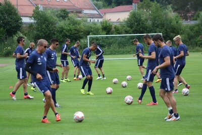 Chemnitzer FC testet gegen türkisches Team - Im Training mussten sich die Spieler die Bälle zuspielen, wobei das Sichtfeld der Spieler mittels Augenklappen eingeschränkt war.