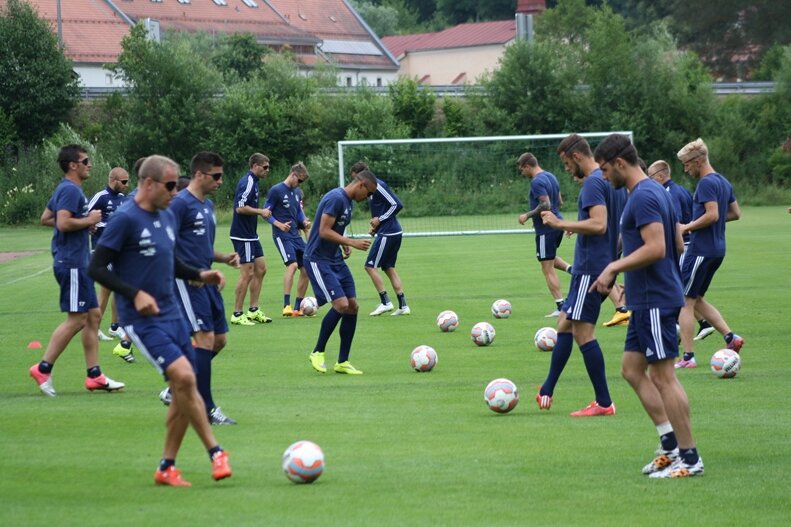Chemnitzer FC testet gegen türkisches Team - Im Training mussten sich die Spieler die Bälle zuspielen, wobei das Sichtfeld der Spieler mittels Augenklappen eingeschränkt war.