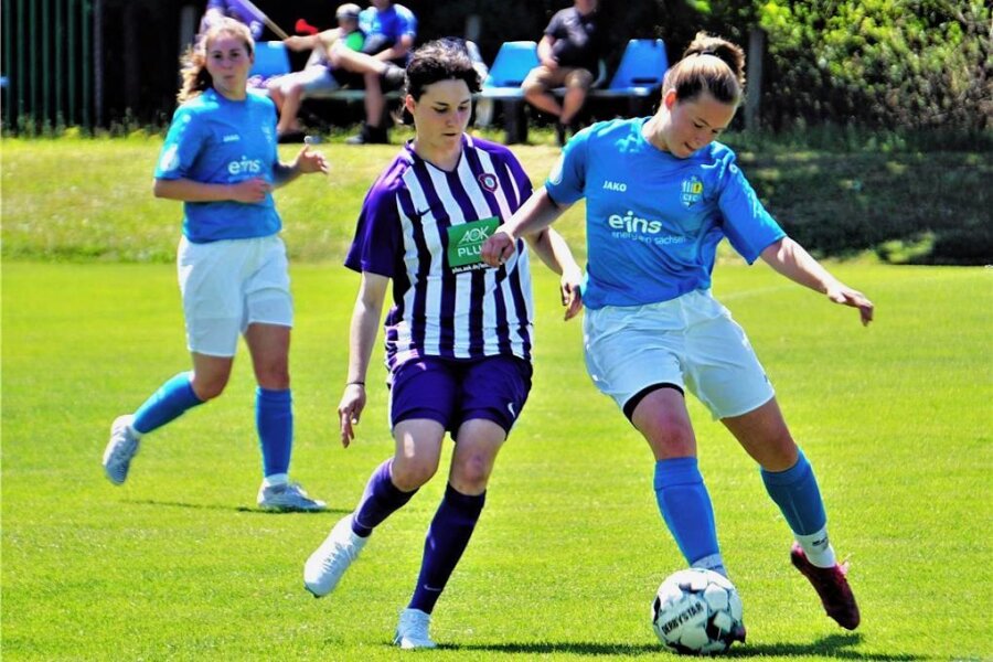 Chemnitzer FC: Trainer der Frauenmannschaft sieht eine positive Entwicklung - Alina Lattke (r.) zählt zu den Leistungsträgerinnen im Landesligateam des Chemnitzer FC. 