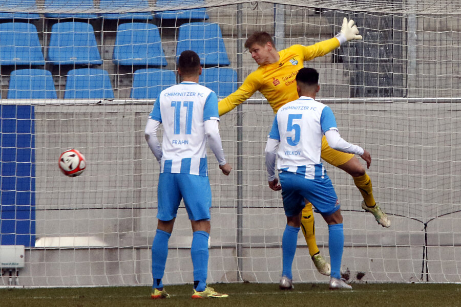 Chemnitzer FC trennt sich in torreichem Spiel Unentschieden - Tor für Altglienicke: Daniel Frahn (v.l.n.r.), Jakub Jakubov und Kostadin Velkov können nur noch zusehen.