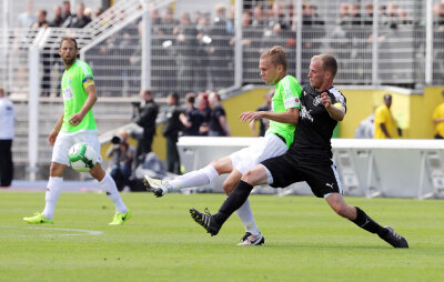 Chemnitzer FC trennt sich mit einem Unentschieden von Carl Zeiss Jena - Der Chemnitzer Spieler Dennis Grote im Zweikampf mit dem Jenaer René Eckardt.