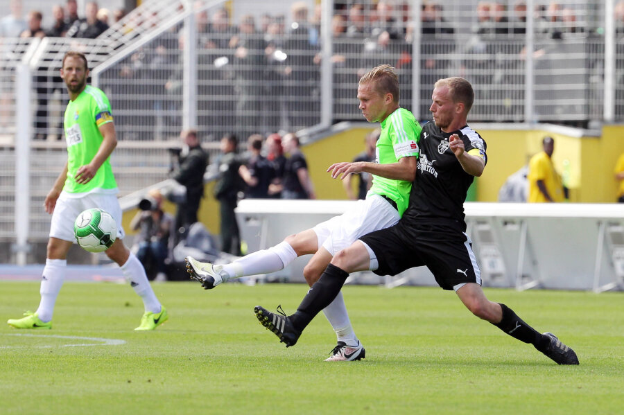 Chemnitzer FC trennt sich mit einem Unentschieden von Carl Zeiss Jena - Der Chemnitzer Spieler Dennis Grote im Zweikampf mit dem Jenaer René Eckardt.