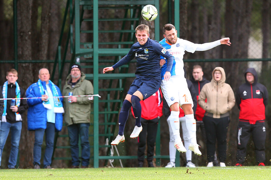 Chemnitzer FC trennt sich von Zürich 2:2 - Paul Milde (links) im Duell mit Aimery Pinga.
