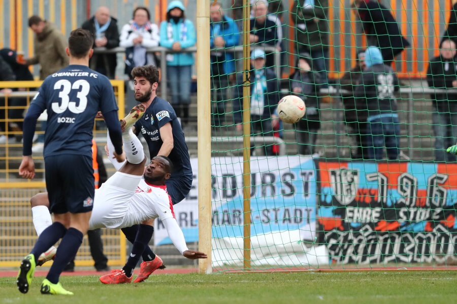 Chemnitzer FC unterliegt im Spitzenspiel gegen Berliner AK - Torschütze Abu Bakarr Kargbo brachte die Gastgeber per Fallrückzieher in Führung.