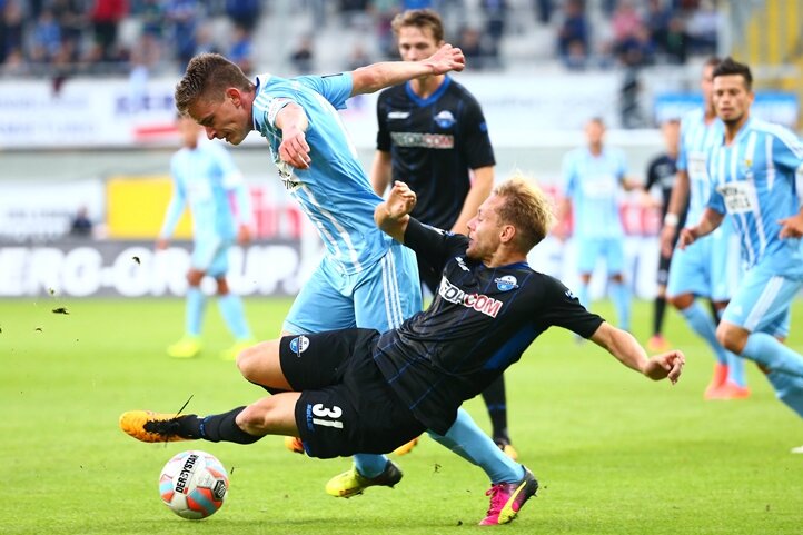 Chemnitzer FC unterliegt Paderborn 2:4 - Florian Hansch (Chemnitz) gegen Ben Zolinski (Paderborn).