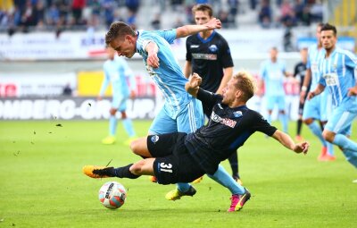 Chemnitzer FC unterliegt Paderborn 2:4 - Florian Hansch (Chemnitz) gegen Ben Zolinski (Paderborn).