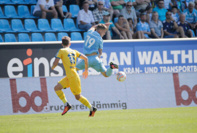 Chemnitzer FC unterliegt Sportfreunden Lotte - Spielszene zwischen Nico Neidhart und Philip Türpitz.