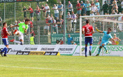 Chemnitzer FC unterliegt Unterhaching - Myroslav Slavov trifft per Kopfball zum 1:2.