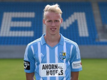 Chemnitzer FC verlängert mit Defensivspieler Scheffel - Fußballspieler Tom Scheffel beim Fototermin.