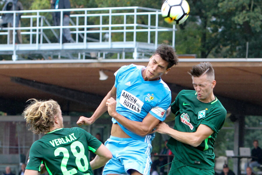Chemnitzer FC verlässt Abstiegsränge dank 1:1 in Bremen - Myroslav Slavov (Chemnitz) köpft zum 0:1.