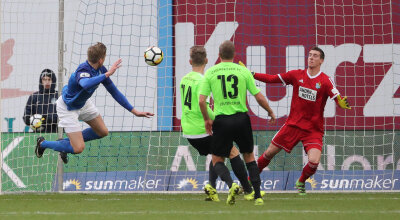 Chemnitzer FC verliert in Rostock - Oliver Hüsing (Rostock) erzielt den Treffer zum 1:0 per Kopfball.