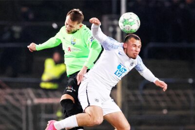 Chemnitzer FC verliert Nachholspiel in Babelsberg - Die Himmelblauen um Jan Koch (links, hier im Luftkampf gegen Samir Werbelow) spielten in Babelsberg in Grün und verloren mit 0:1.