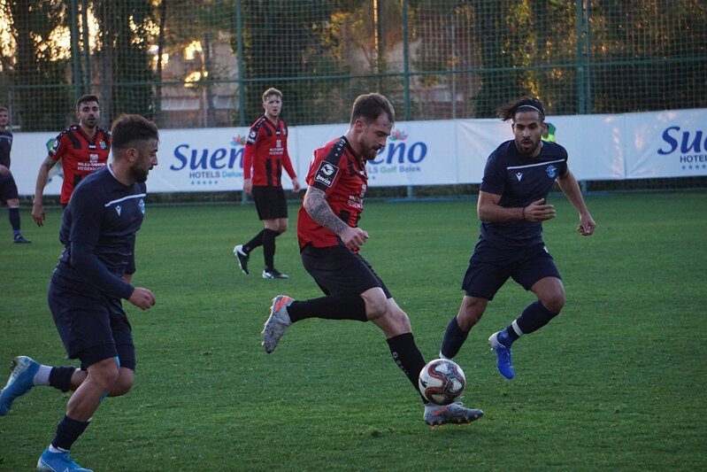 Pascal Itter (Mitte), im Spiel gegen Adana Demirspor.