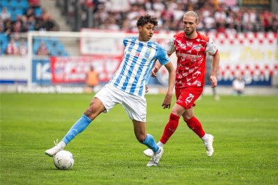 Chemnitzer FC will gegen Altglienicke die Erfolgsserie ausbauen - Leon Ampadu (hier im Derby gegen Zwickau) kehrt nach einem Infekt zurück in den Kader des Chemnitzer FC.